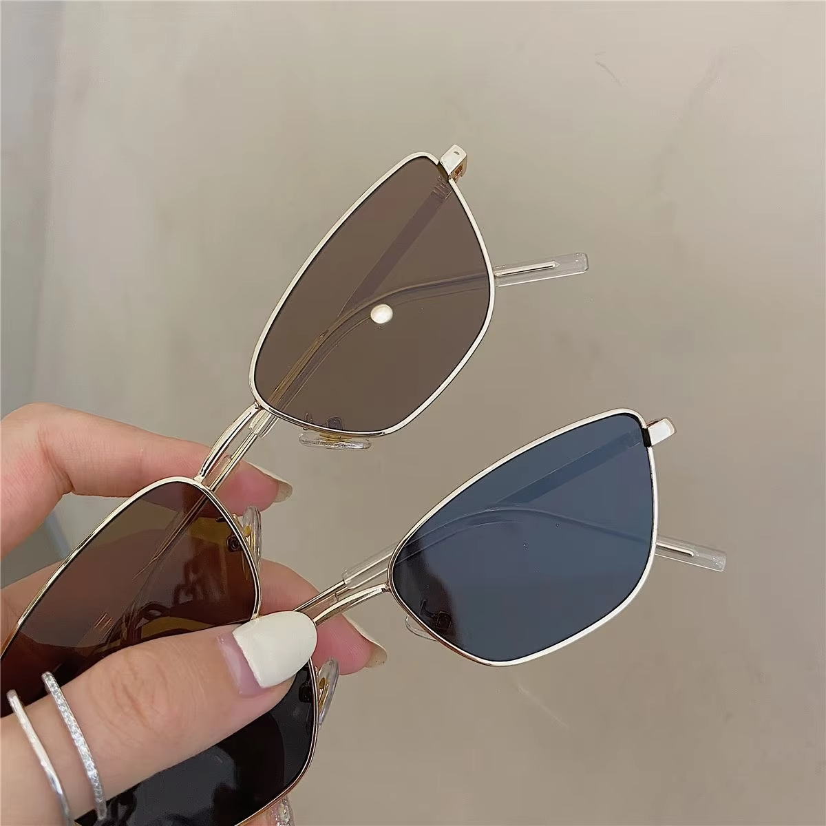نظارات شمسية نسائية بتصميم عين - مراجعة Metal Photo Panel وسعره